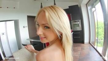 Sexo anal na cozinha com loira linda de 20 aninhos