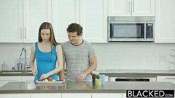 Boafoda.com mostra uma dona de casa fazendo o café da manhã e sendo o café da manhã do seu namorado